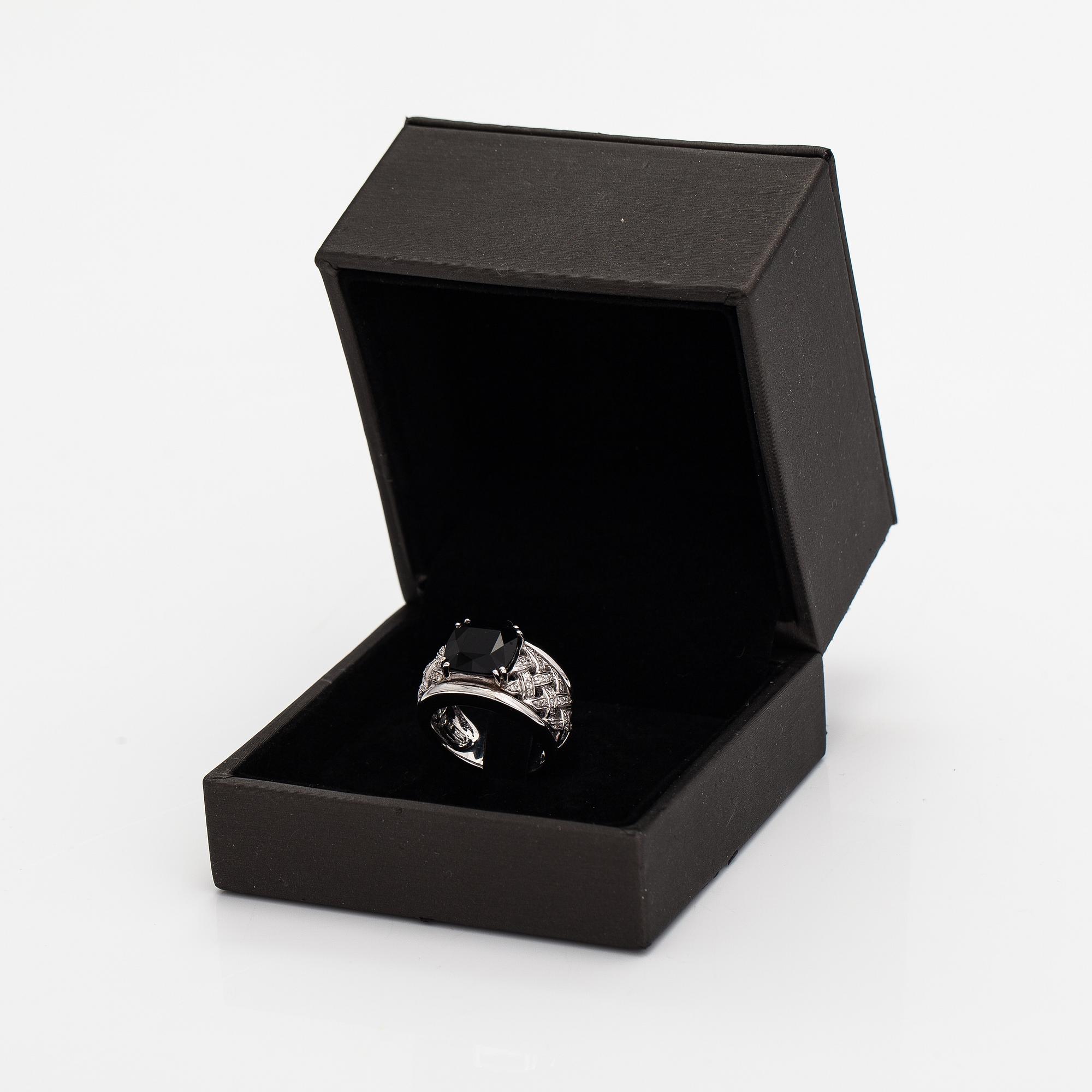 Ring, 14K vitguld, mörk grön turmalin ca 7.38 ct och diamanter ca 0.42 ct tot enligt certifikat.