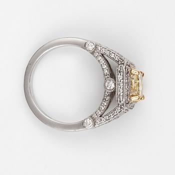 RING med kuddslipad Fancy Yellow diamant, 1.73 ct, VVS2 enligt certifikat.