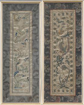 SIDENBRODERIER, ett par, orientaliska, 1900-tal.