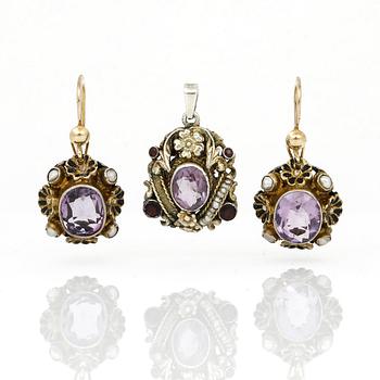 ARMBAND, HÄNGE samt ÖRHÄNGEN, ett par, förgyllt 830 silver med fasettslipade ametister och sötvattenpärlor. Vikt ca 46g.