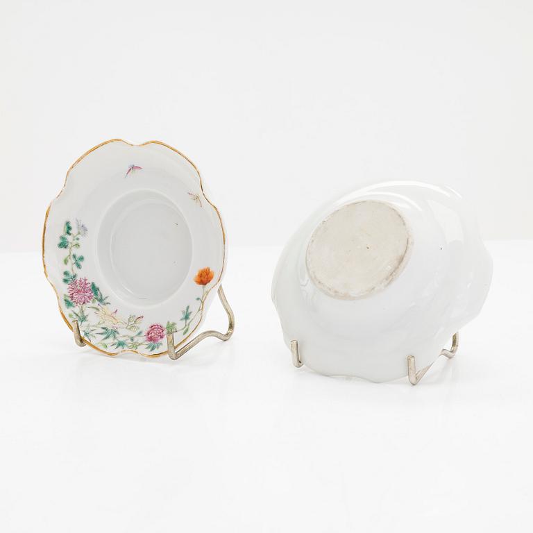 A porcelain bowl and four teacups, China, late Qing dynasty (1644-1912).