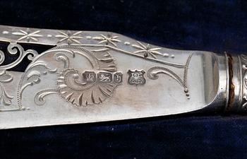 BESTICK, 26 delar, silver samt pärlemor, bla Isaac Ellis & Sons, Sheffield, England, 1900-02. Totalvikt 954 g.