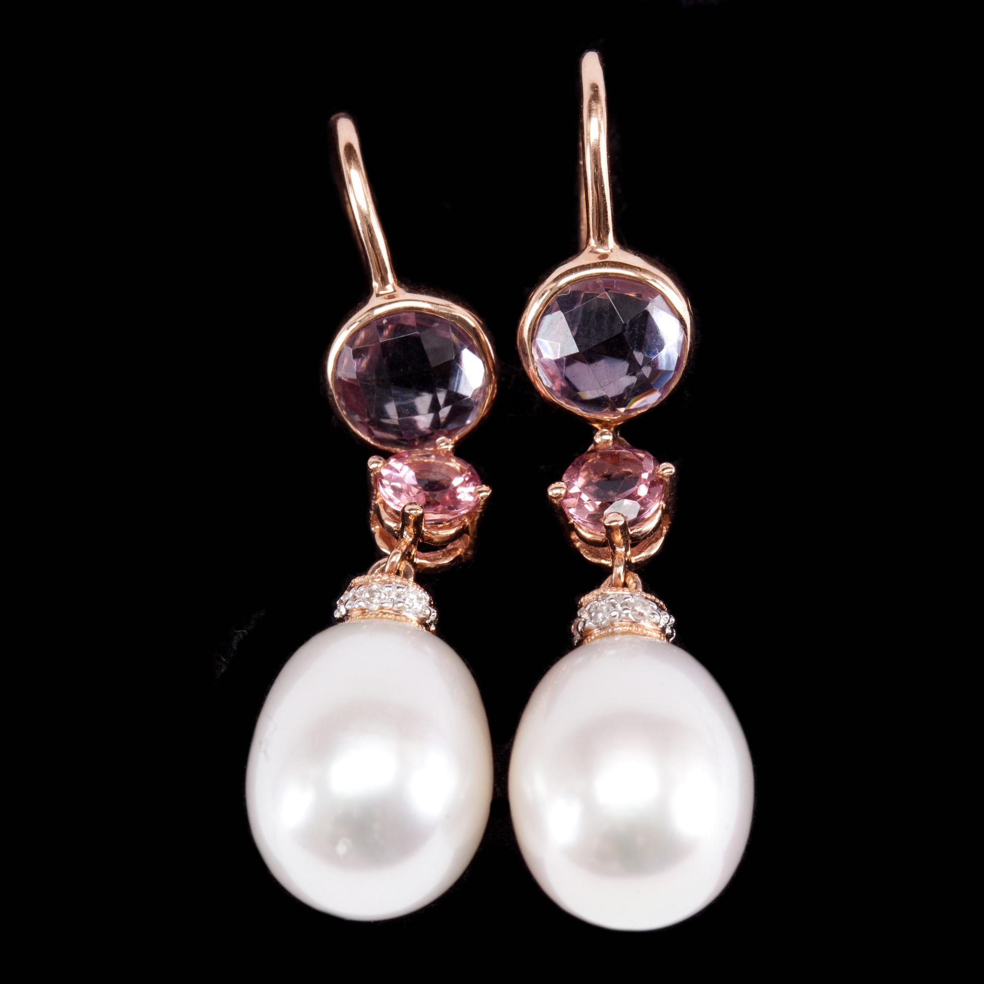 ÖRHÄNGEN, ett par. 14k guld med fasettslipade ametister, odlade sötvattenpärlor samt små diamanter. Vikt tot 5 g.