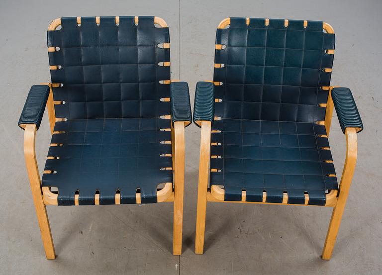 KARMSTOLAR, ett par. Alvar Aalto, modell E45.