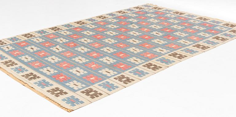 A carpet, flat weave, ca 340 x 223 cm, Sweden, the 1950s.