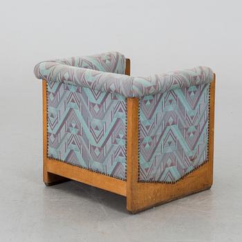 AN ART DECO ARMCHAIR FROM THE MIDDLE OF 20TH CENTURY.