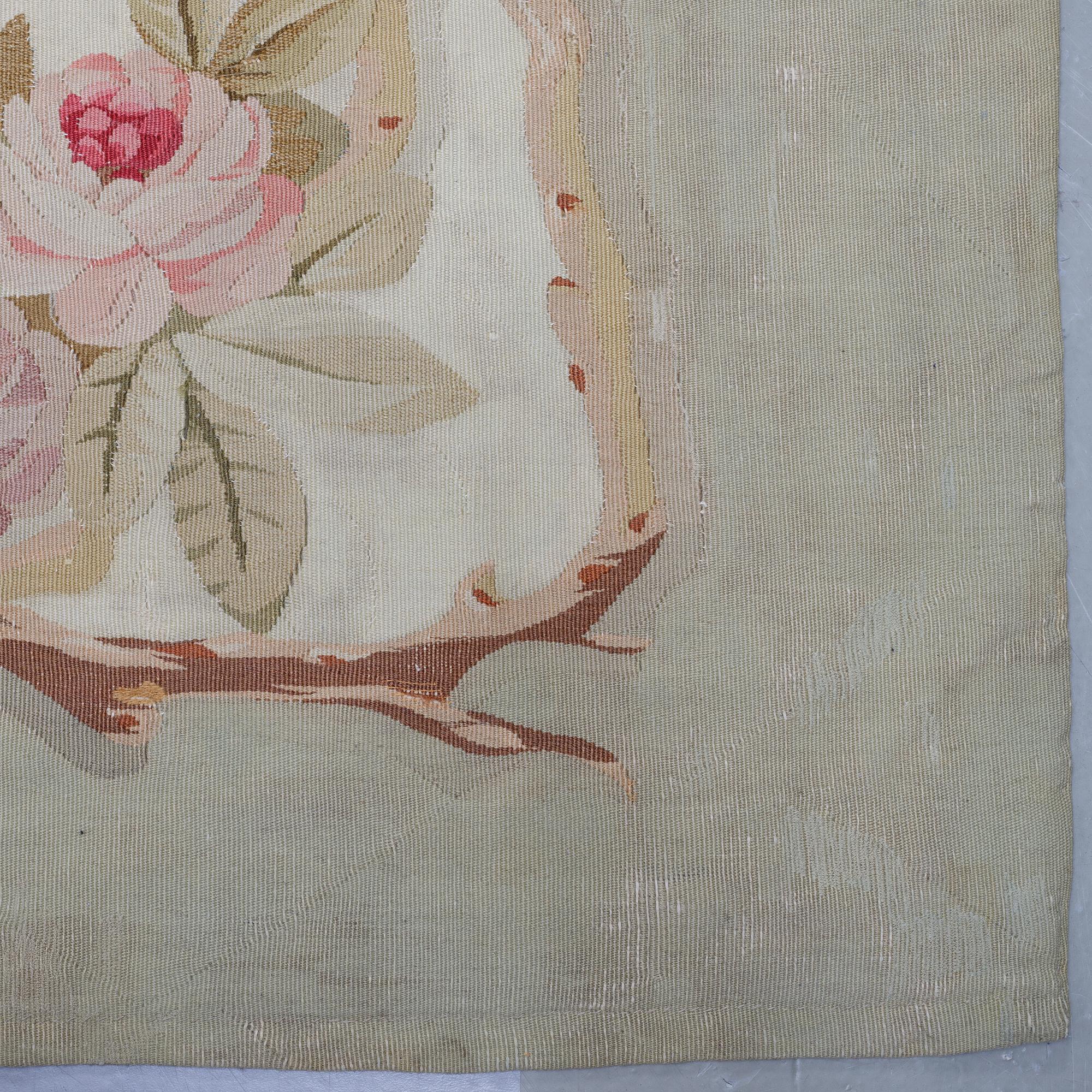 Matta, gobelängteknik, ca 385-387,5 x 391,5-404,5 cm, Aubusson, Frankrike 1800-tal.