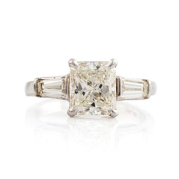 590A. Platinum and ca 2,30 ct radiant cut diamond ring.