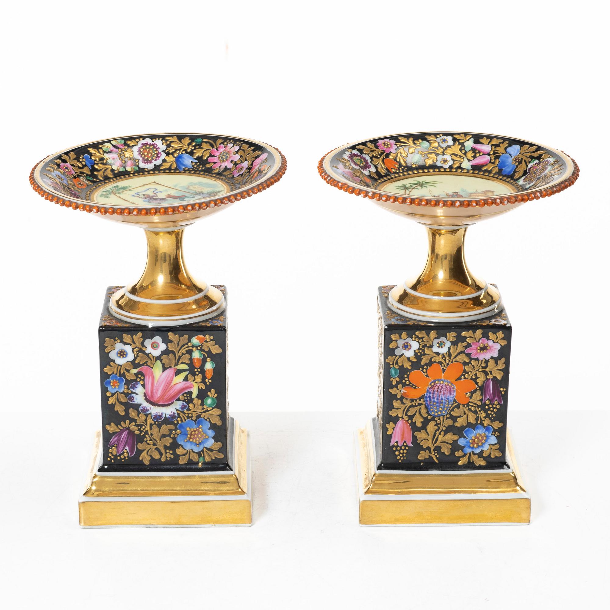 A pair of porcelain table decorations/tazzas, Russia, 19th Century.
