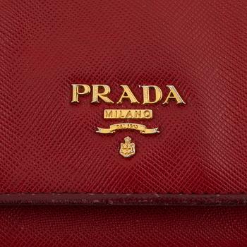 Prada, nyckelhållare och plånbok.
