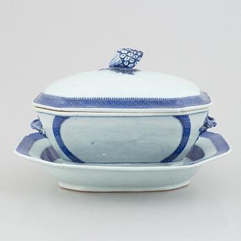 Terrin med lock och fat, kompaniporslin, Kina, Qingdynastin, Qianlong (1736-95).