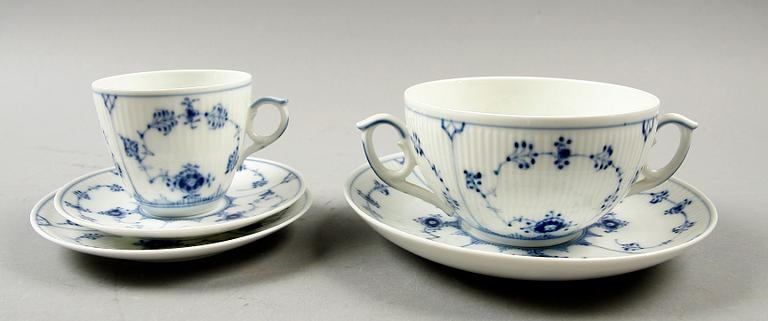 SERVIS, 131 delar, porslin, "Musselmalet", Royal Copenhagen och YTTERFODER, porslin, "Musselmalet", Bing & Gröndahl, Danmark.