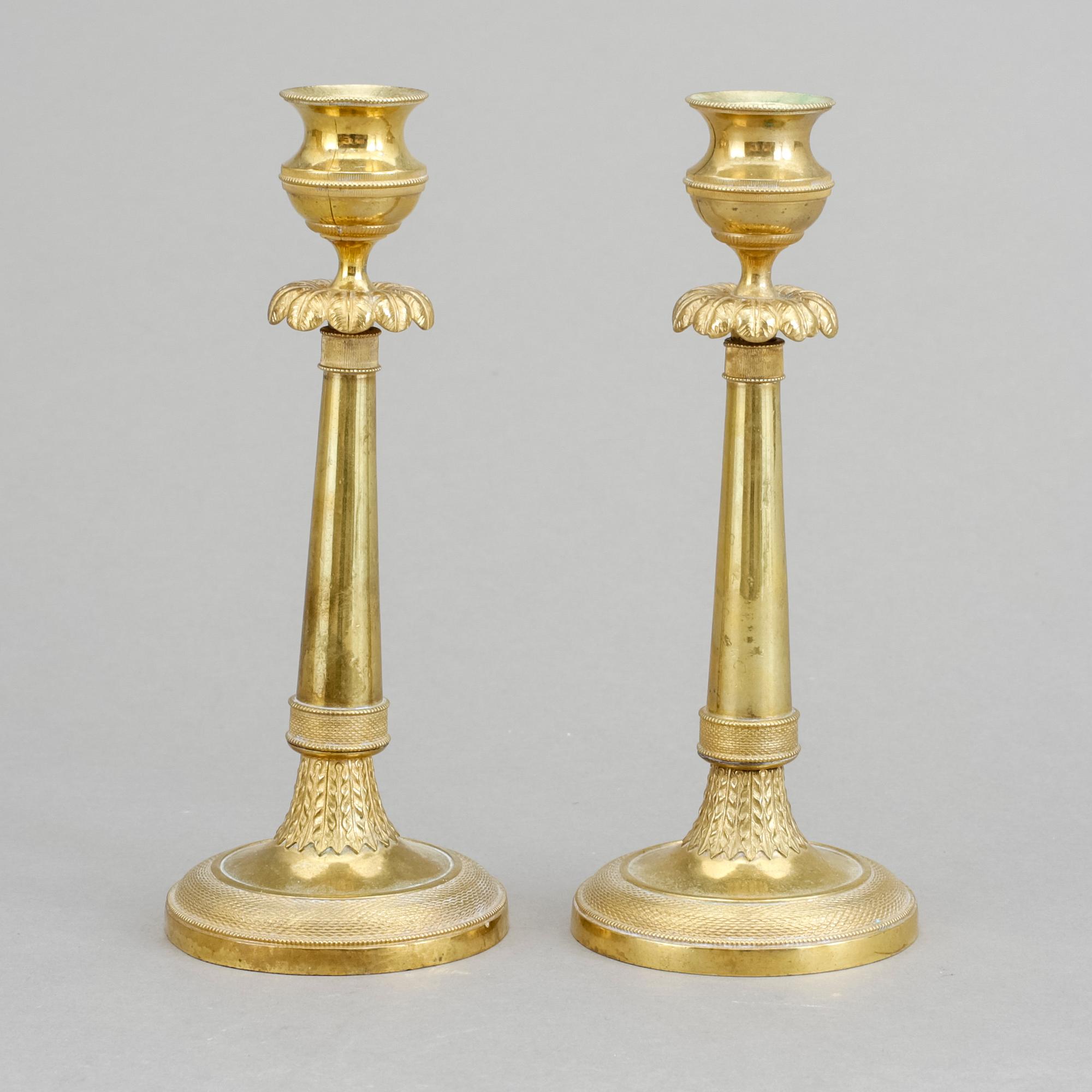 LJUSSTAKAR, ett par, brännförgylld brons, empire, 1800-talets början.