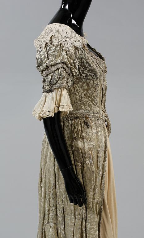 KOSTYM, 1900-talets första hälft.