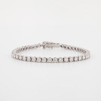 A brilliant cut diamond bracelet.