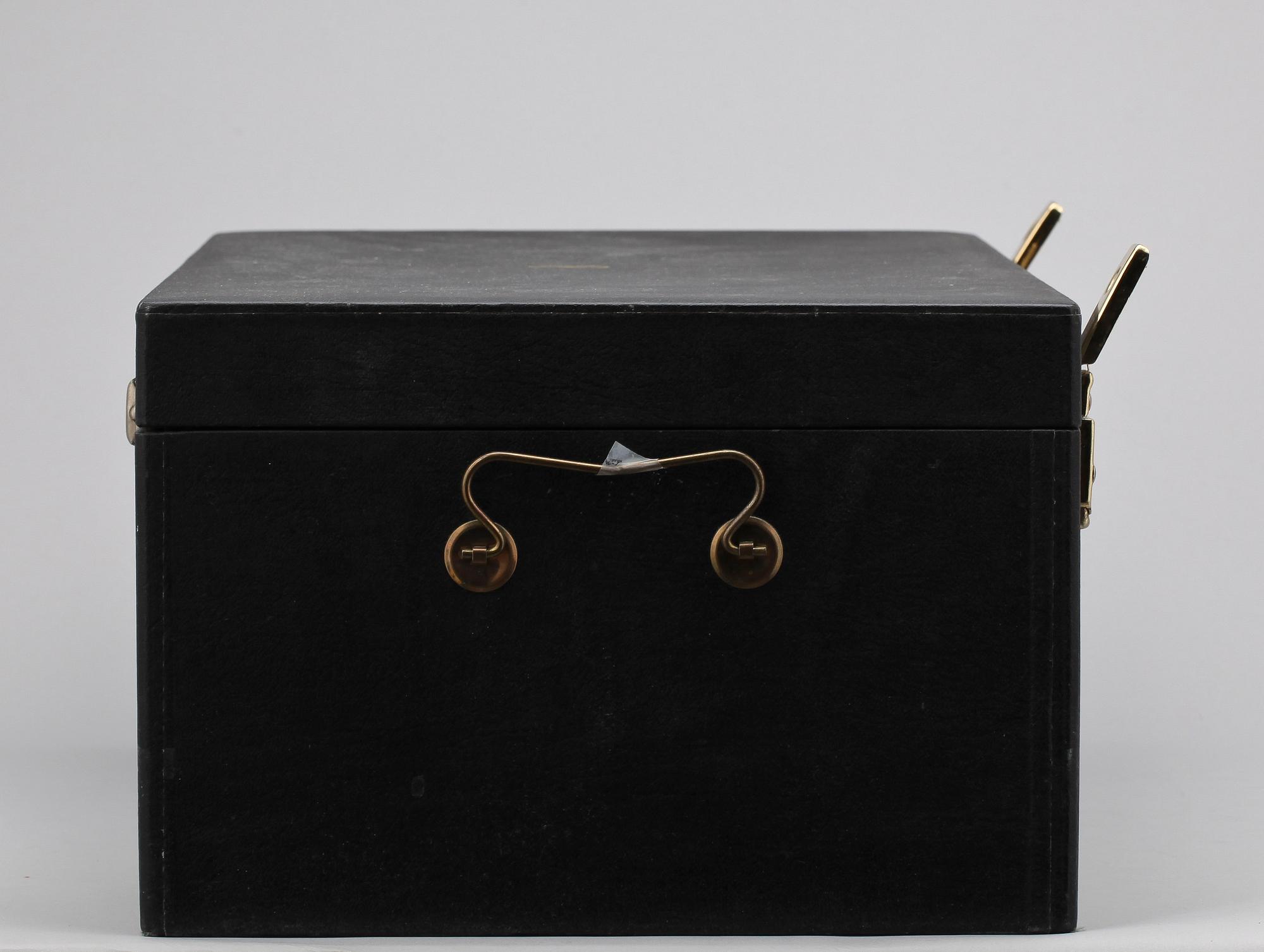 BESTICKSERVIS i SCHATULL, 89 delar, silver, "Svensk spetsig", olika tillverkare, bla Tork i Stockholm. Tot ca 3400 gram.