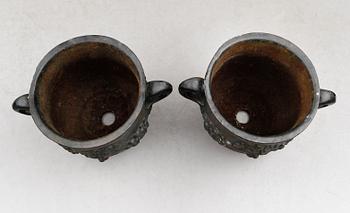 TRÄDGÅRDSURNOR, gjutjärn, empirestil, 1900-talets första hälft.