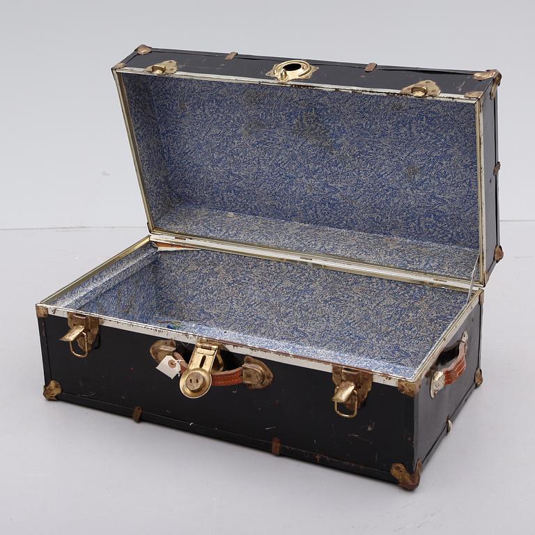 KOFFERT, målad plåt, tidigt 1900-tal.