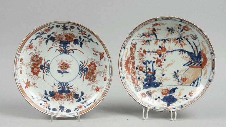 SKÅLFAT, 2 st. Porslin. Kina. 1700-tal.