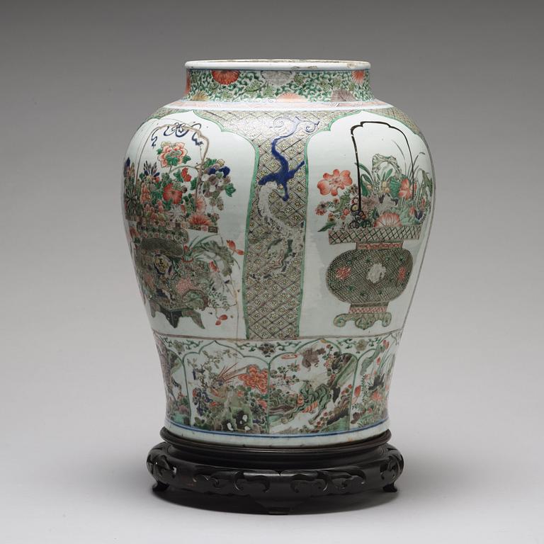 Prakturna, porslin. Qingdynastin, Kangxi (1662-1722).