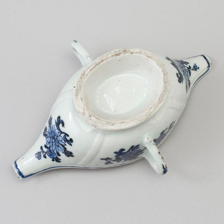 A blue and white export porcelain saucer, Qing dynasty, Qianlong (1736-95).