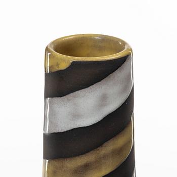 Upsala Ekeby, Ingrid Atterberg, vas, "Spiral" och Hjördis Oldfors, vas, "Kokos", lergods, Upsala-Ekeby.