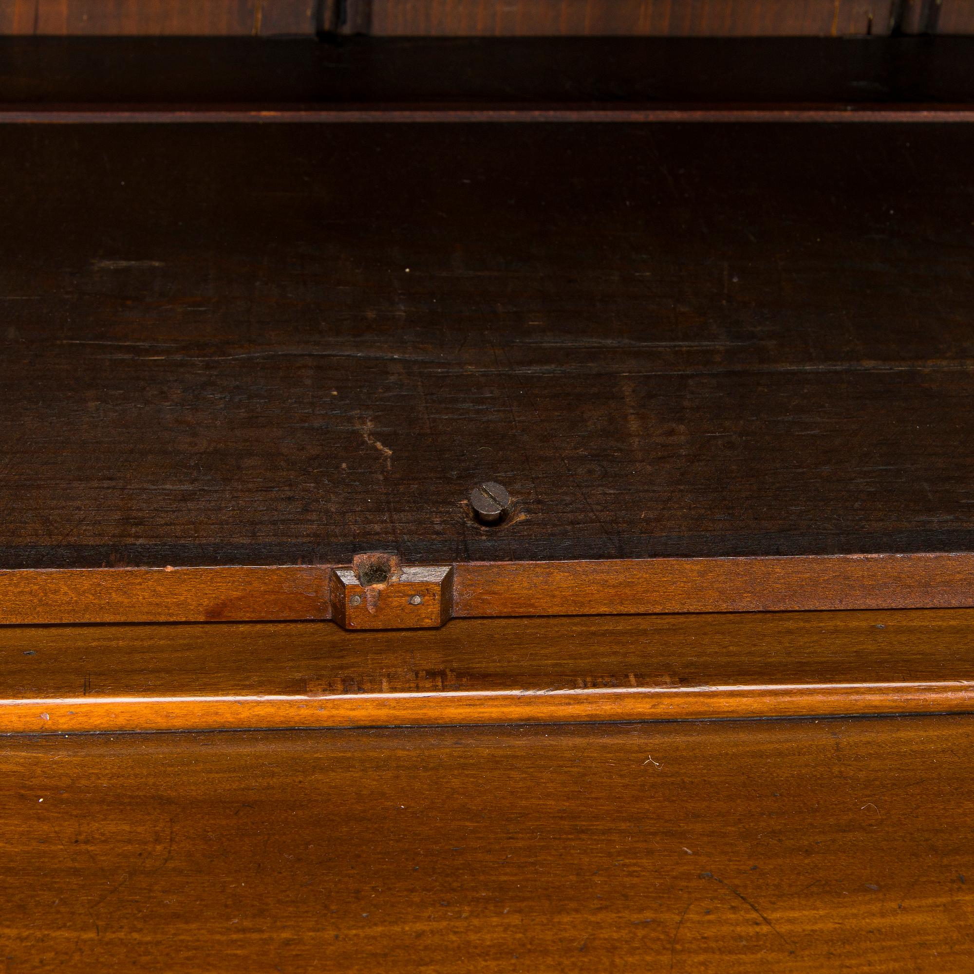 Vitrinskåp, 1900-talets första hälft.