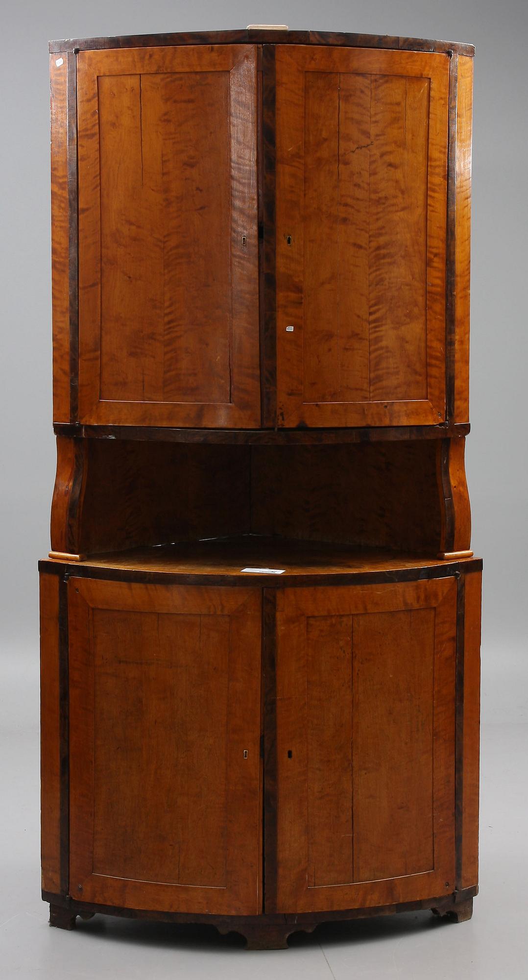 HÖRNSKÅP, 1800-talets andra hälft.