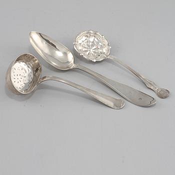 STRÖARE, 2 st samt slev, silver, 1800-tal. Total vikt 245 g.