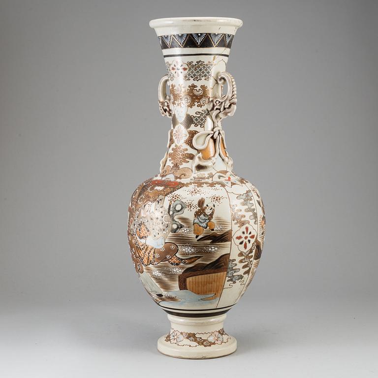 A large satsuma vase, Japan, Meiji (1868-1912).