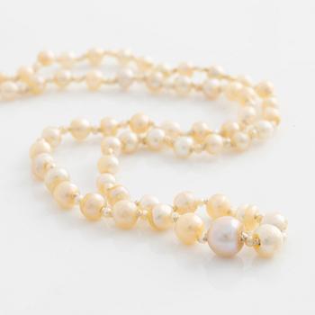 Pearl necklace, with graduated pearls.