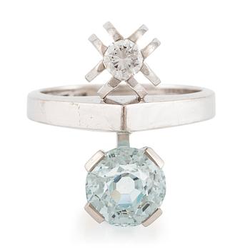 606. A ring in 18K white gold with a aquamarine and a round brilliant-cut diamond.