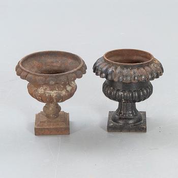 Trädgårdsurnor, 2 st, 1900-talets första hälft, gjutjärn.