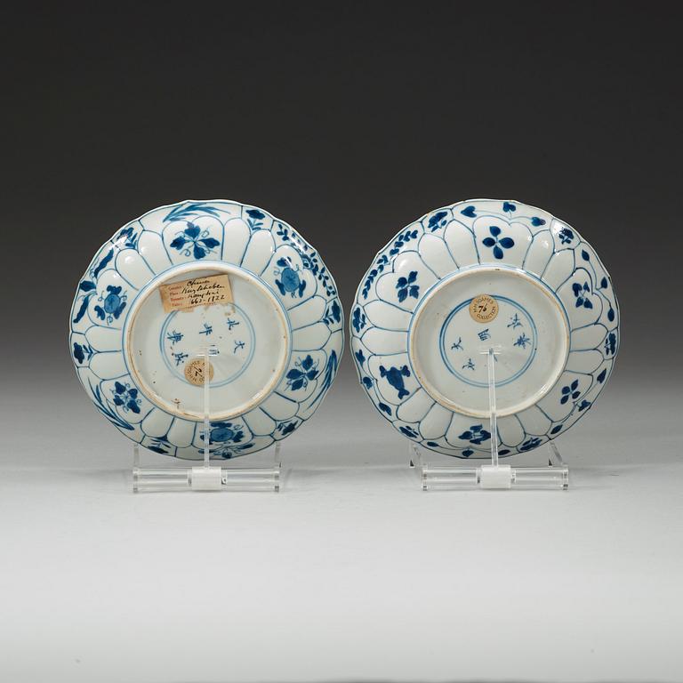 A pair of blue and white dragon dishes, Qing dynasty Kangxi (1662-1722). With Chenghuas six characters mark.