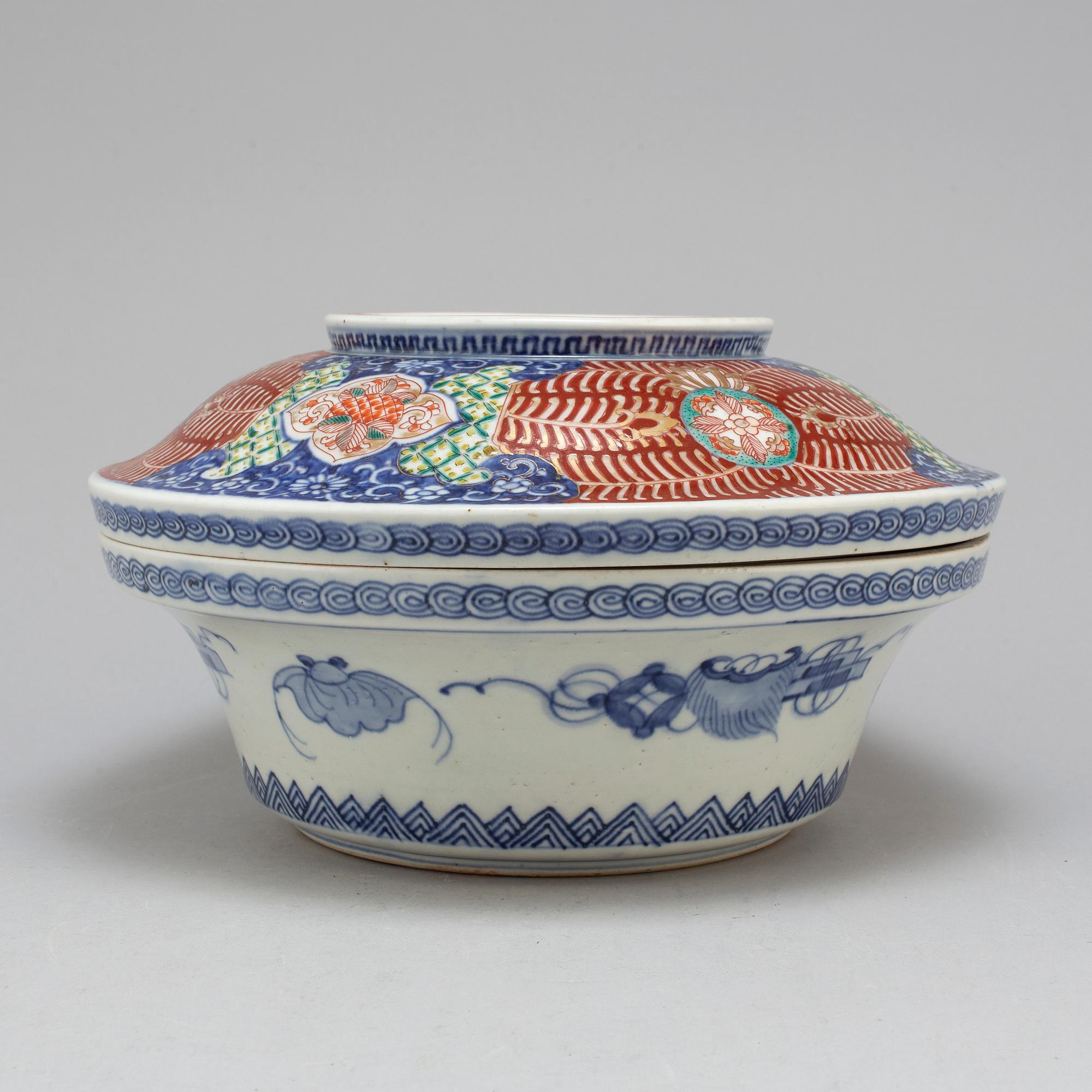 TERRIN med LOCK, porslin. Japan, Meiji (1868-1912).