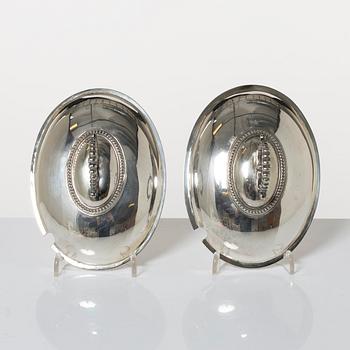 Bowls with lids, a pair, silver plate, Elkington, 20th century.
