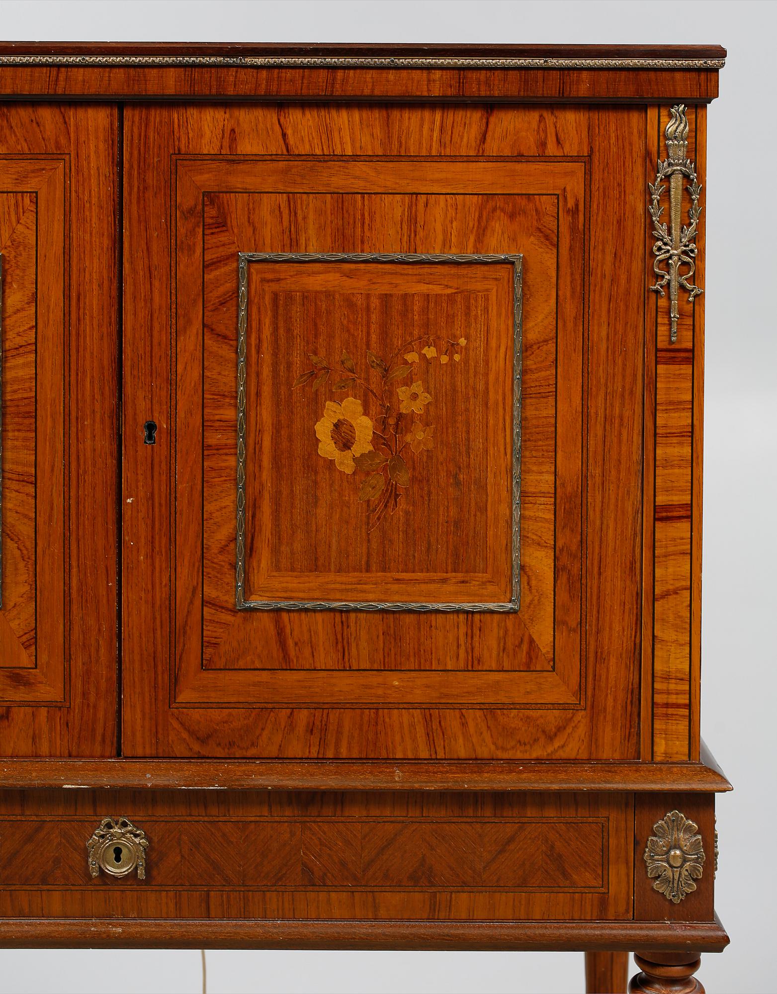 BARSKÅP, gustaviansk stil, 1900-talets mitt/andra hälft.