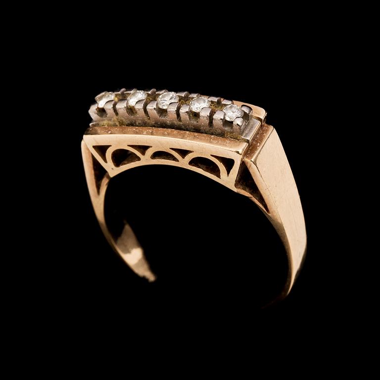 RING, 14k guld med 5 små briljantslipade diamanter. Vikt 6 g.