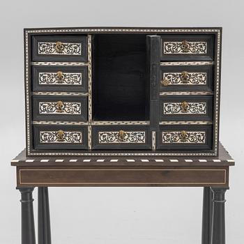 Kabinettskåp, 1800-tal. Barockstil.