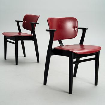 ILMARI TAPIOVAARA, A PAIR OF CHAIRS. Domus.