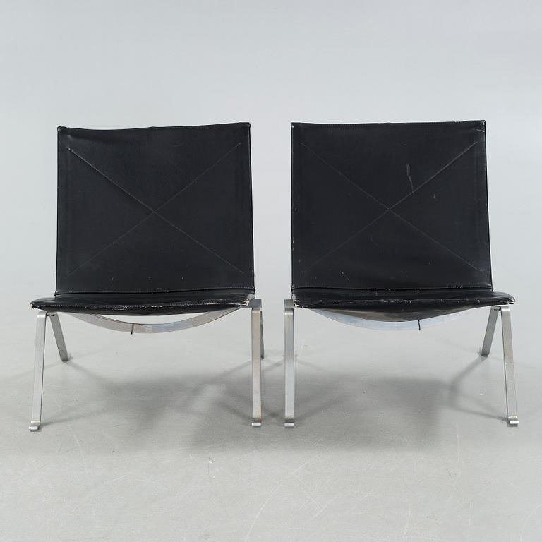 A pair of "PK22" chairs, designed by Poul Kjaerholm, made by Fritz Hansen in 1989.