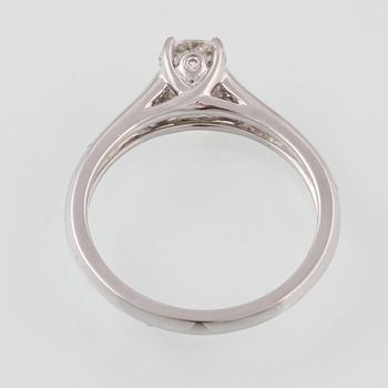 RING, 18K vitguld med briljantslipad diamant ca 0.70 ct. Vikt 3,8 gram.