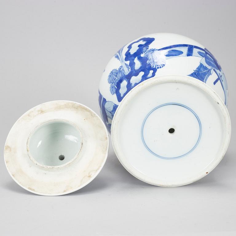 A blue and white jar with cover, Qing dynasty, 19th century.