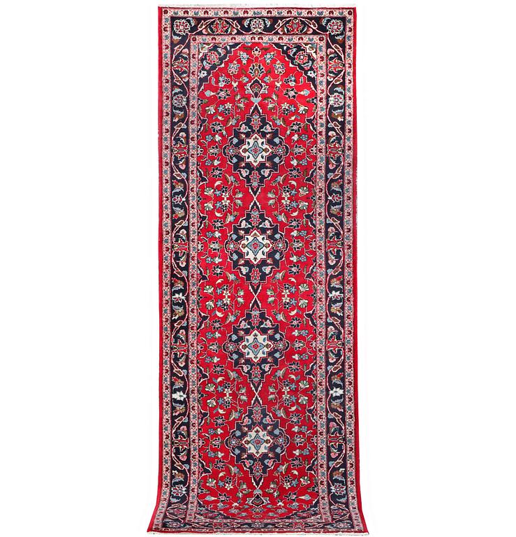 A runner carpet, Kashan, c. 307 x 100 cm.