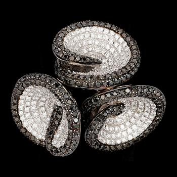 53. RING, briljantslipade svarta och vita diamanter, tot. 3.40 ct.