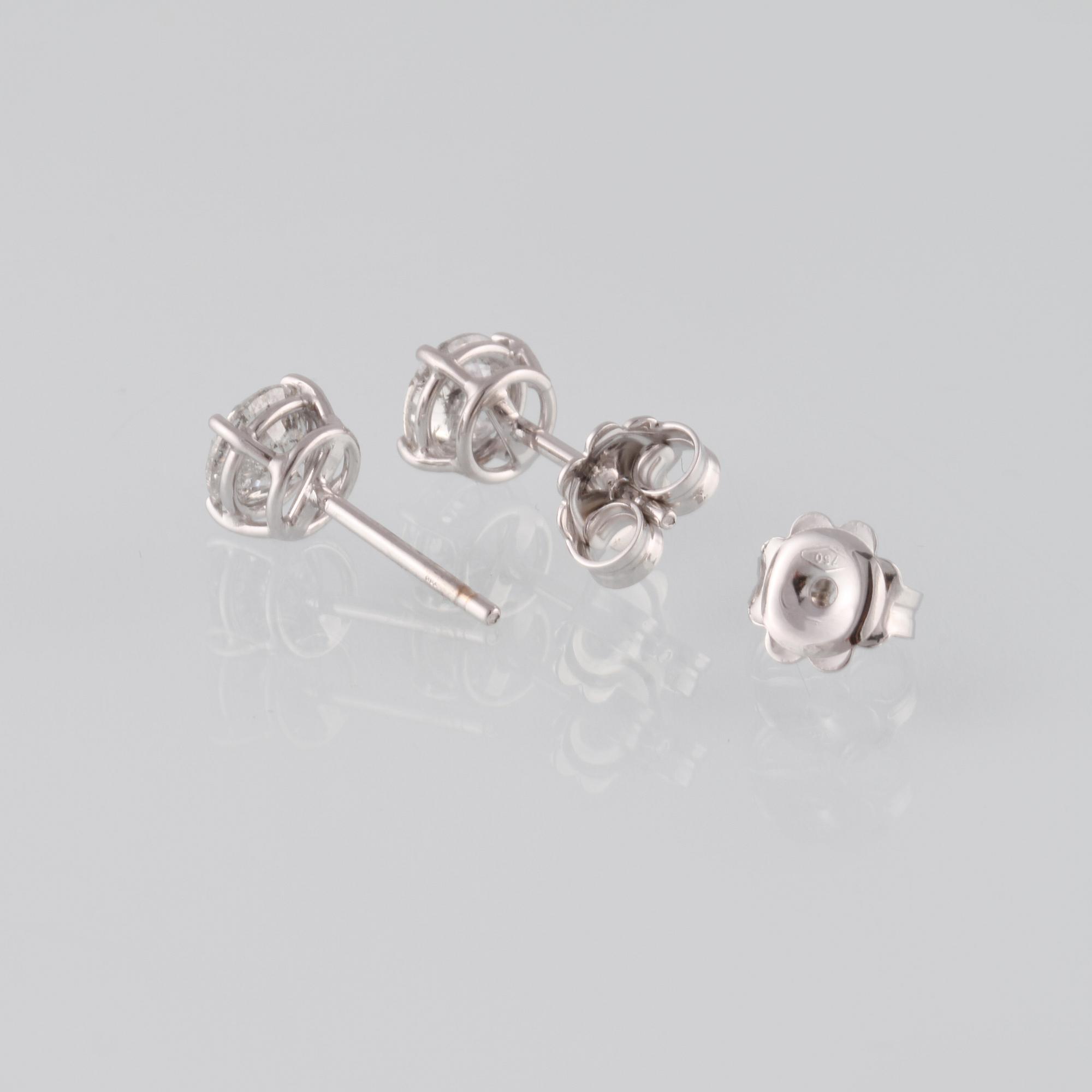 ÖRHÄNGEN, 18K vitguld med briljantslipade diamanter ca 1.83 ct. Vikt  2,1 gram.