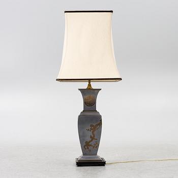 Bordslampa, metall, Kina 1900-tal.