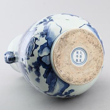 VAS, porslin, Kina, sannolikt 1900-tal.