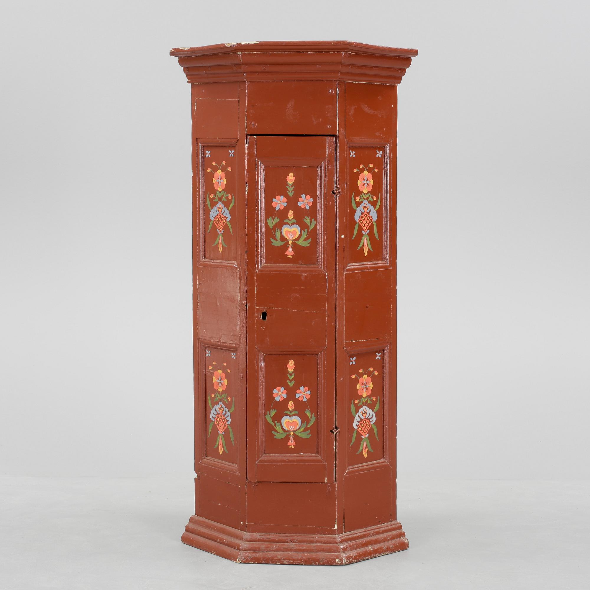 HÖRNSKÅP, allmoge, 1800-tal.