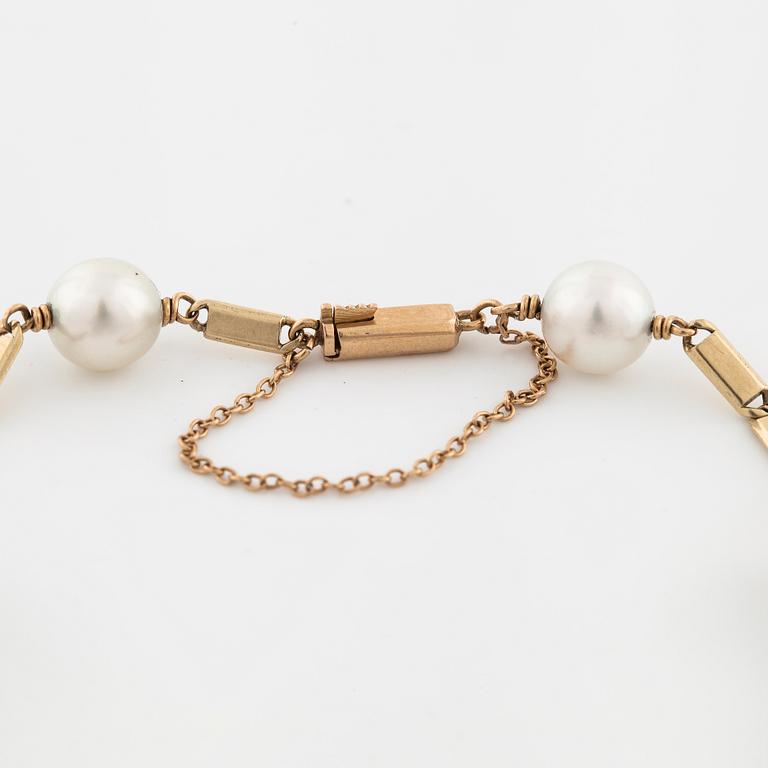 A cultured pearl bracelet.